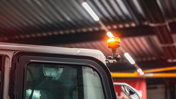 Beveilig je bouwplaats met effectieve signalering: Het gebruik van LED flitsers, zwaailampen en zwaaibalken